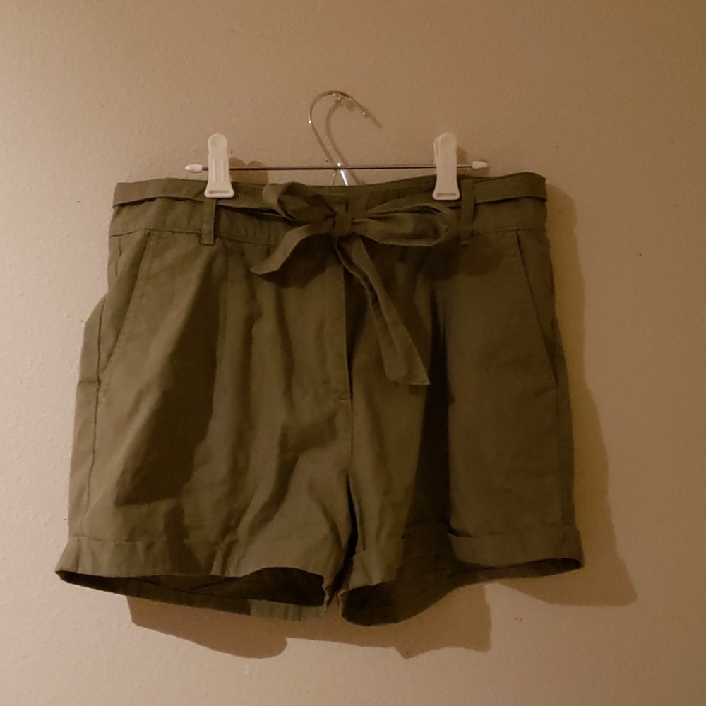 Women's high-waisted army green shorts with bow